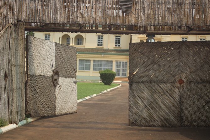 Best Kampala group Walking Tour. - Downtown, the fruit market, and organized chaos