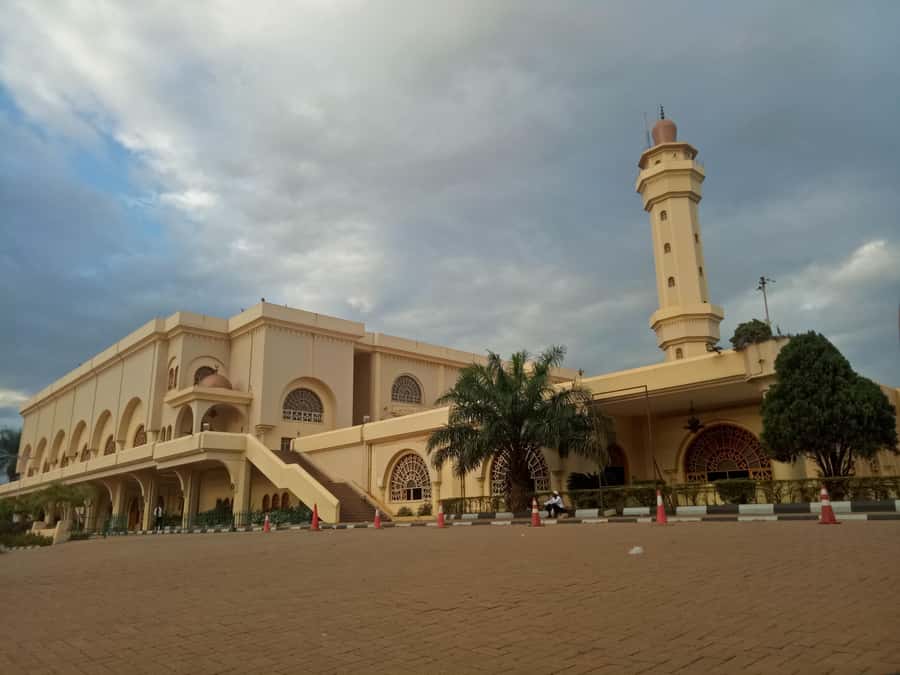 Kampala: Luxury City Tour with Hotel Pickup and Drop-Off - Morning pickup and the food market
